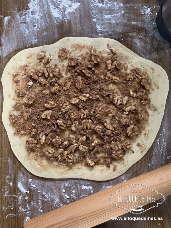 Extendemos la mezcla de canela por encima y enrollamos por la parte más ancha.